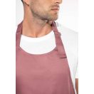 Fehér zsebes mellrészes kötény, állítható nyakpánttal